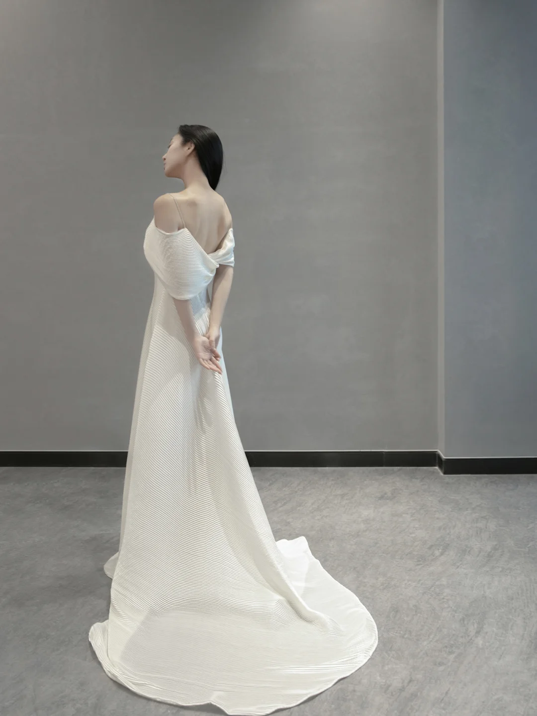 Robe de mariée longue en satin à bretelles spaghetti et coupe trapèze unique C4196