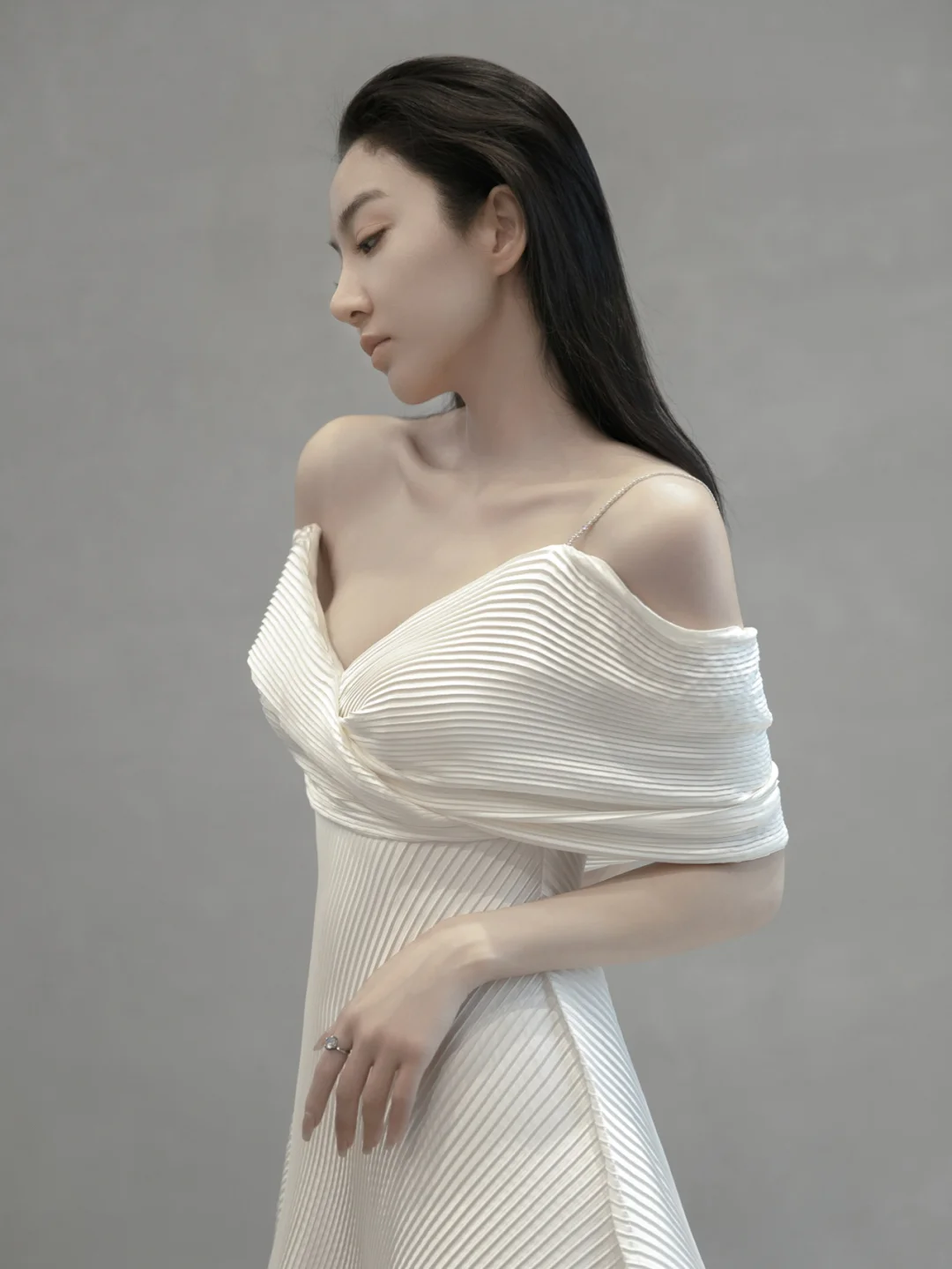 Robe de mariée longue en satin à bretelles spaghetti et coupe trapèze unique C4196