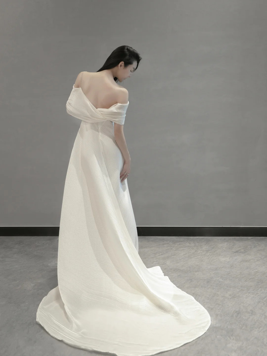 Robe de mariée longue en satin à bretelles spaghetti et coupe trapèze unique C4196