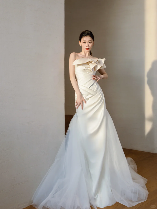 Jolie robe de mariée longue en satin à épaules dénudées et style sirène C4200