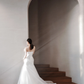 Jolie robe de mariée longue en satin à épaules dénudées et style sirène C4200