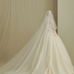 Robe de mariée longue en satin, bustier et voile, effet boule de rêve, C4201