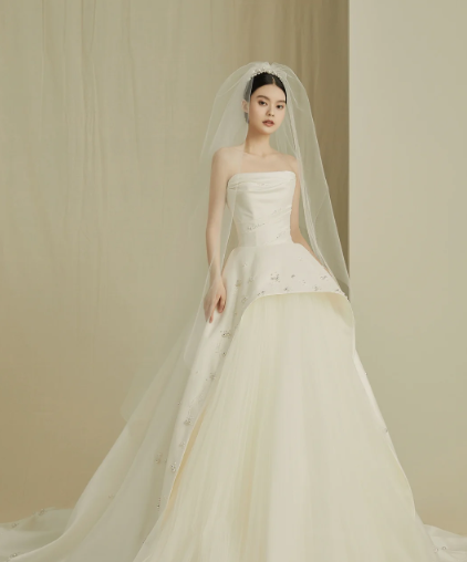 Robe de mariée élégante en satin, tulle, bustier, perles et voile, longue, C4202