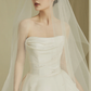 Robe de mariée élégante en satin, tulle, bustier, perles et voile, longue, C4202