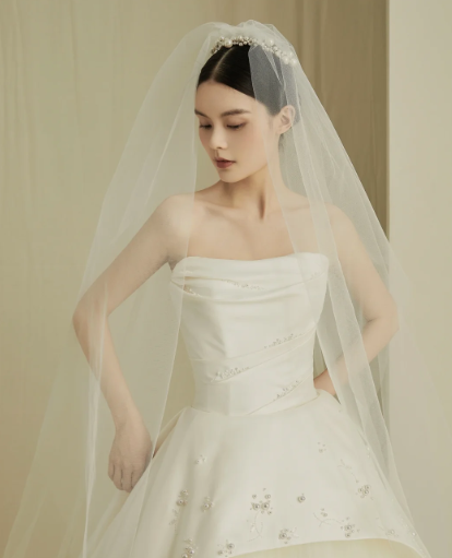 Robe de mariée élégante en satin, tulle, bustier, perles et voile, longue, C4202