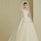 Robe de mariée élégante en satin, tulle, bustier, perles et voile, longue, C4202