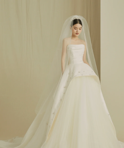 Robe de mariée élégante en satin, tulle, bustier, perles et voile, longue, C4202