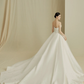 Robe de mariée élégante en satin, tulle, bustier, perles et voile, longue, C4202