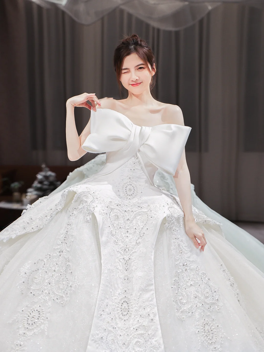 Robe de mariée longue en satin, tulle, dentelle, paillettes et perles, sans bretelles, avec nœud, C4203