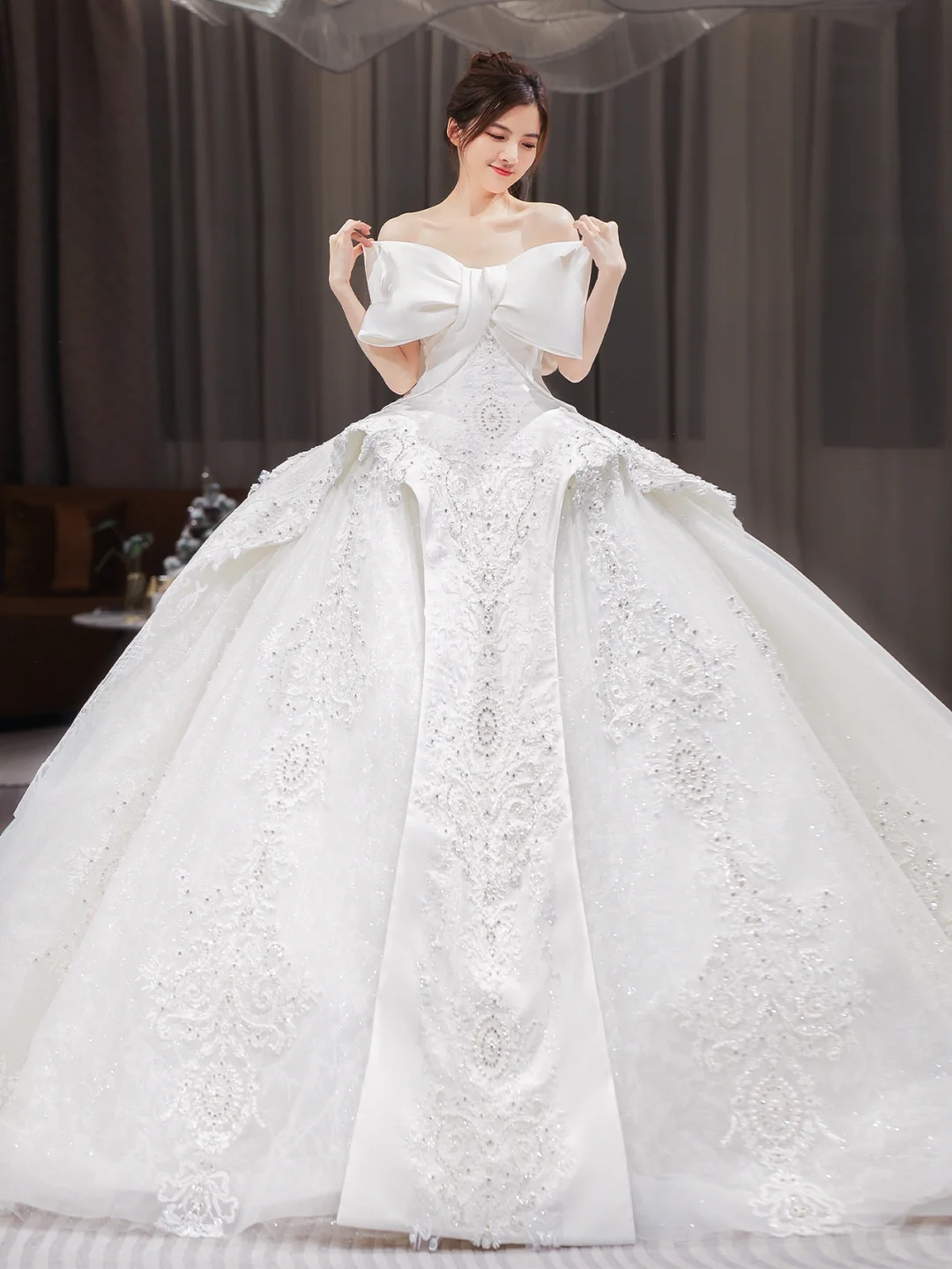Robe de mariée longue en satin, tulle, dentelle, paillettes et perles, sans bretelles, avec nœud, C4203