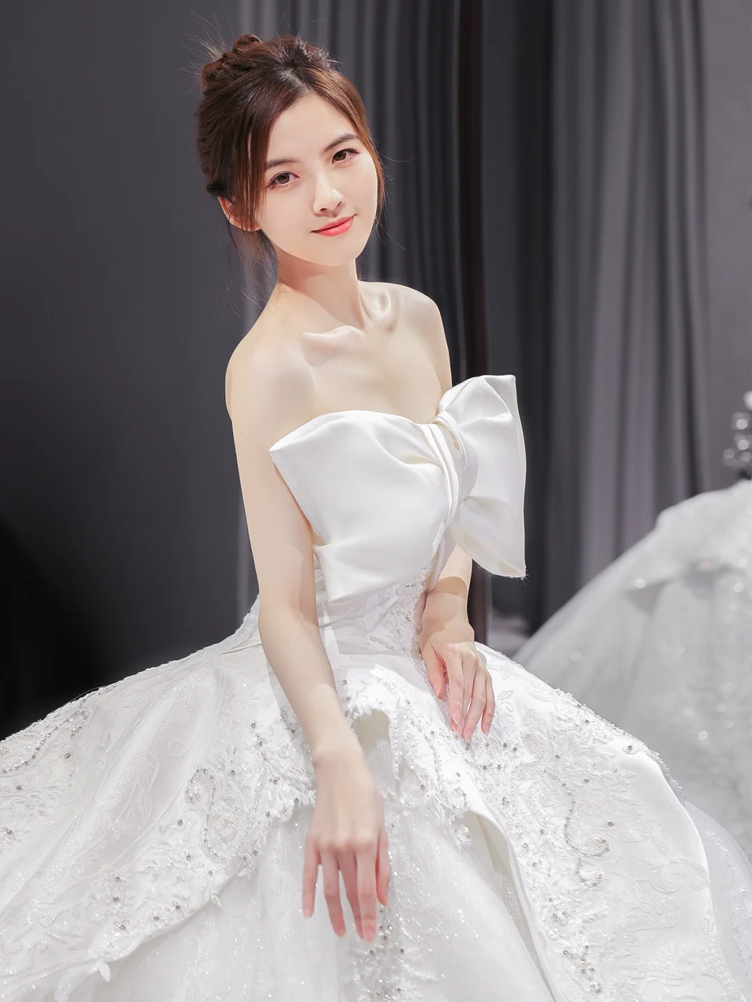 Robe de mariée longue en satin, tulle, dentelle, paillettes et perles, sans bretelles, avec nœud, C4203