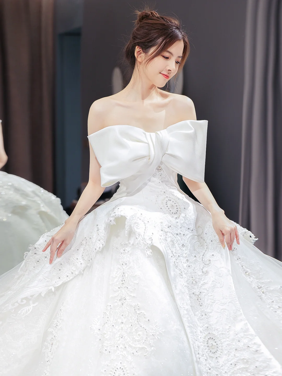 Robe de mariée longue en satin, tulle, dentelle, paillettes et perles, sans bretelles, avec nœud, C4203