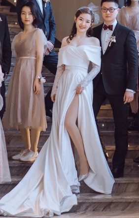 Robe de mariée élégante en satin et dentelle, épaules dénudées, manches longues, C4204