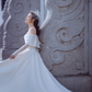 Robe de mariée élégante en satin et dentelle, épaules dénudées, manches longues, C4204