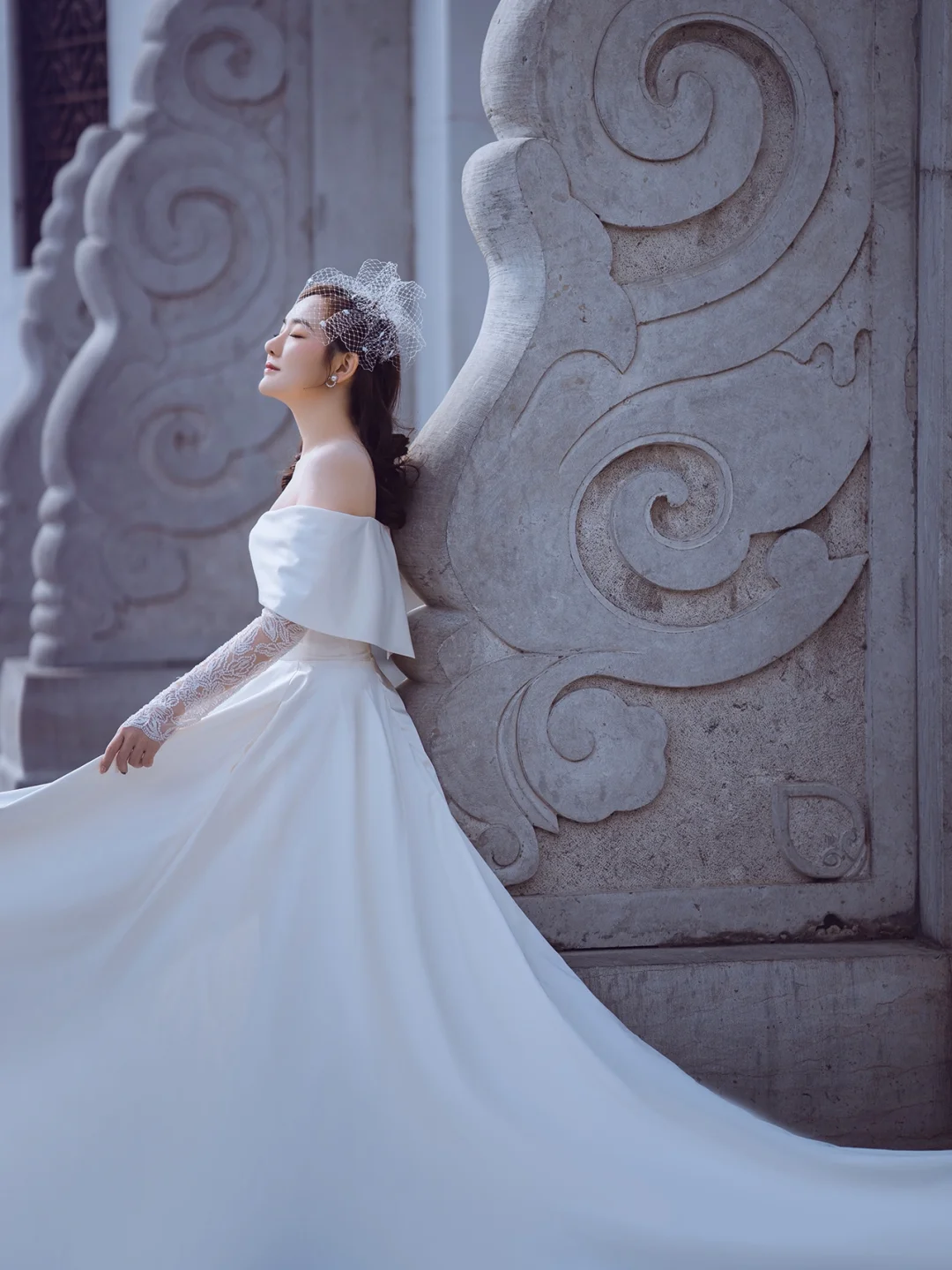 Robe de mariée élégante en satin et dentelle, épaules dénudées, manches longues, C4204