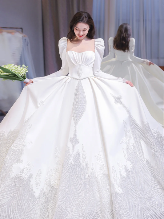 Robe de mariée élégante en satin à manches longues et col carré C4206