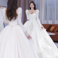 Robe de mariée élégante en satin à manches longues et col carré C4206