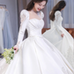 Robe de mariée élégante en satin à manches longues et col carré C4206