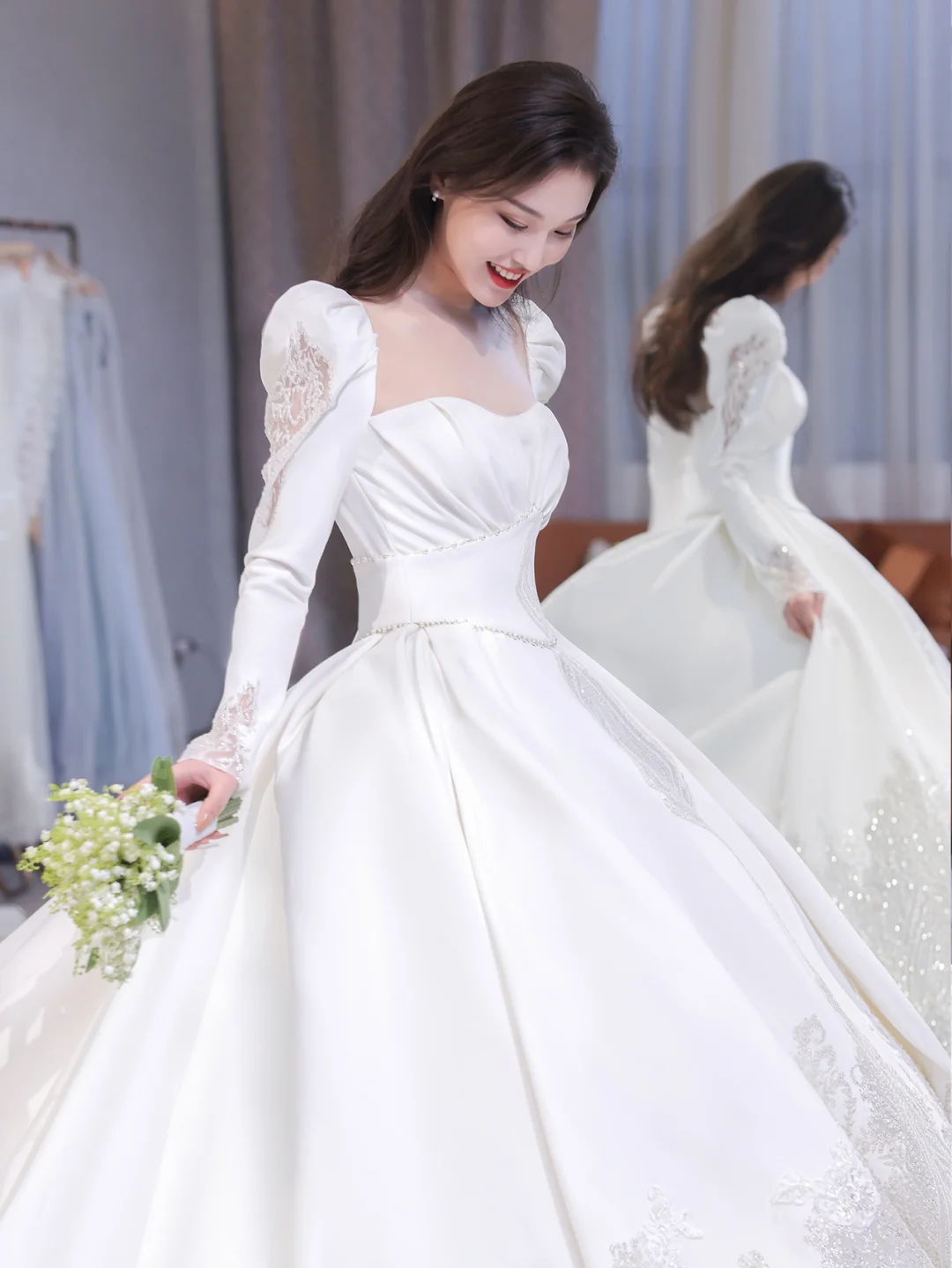 Robe de mariée élégante en satin à manches longues et col carré C4206