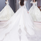 Robe de mariée élégante en satin à manches longues et col carré C4206