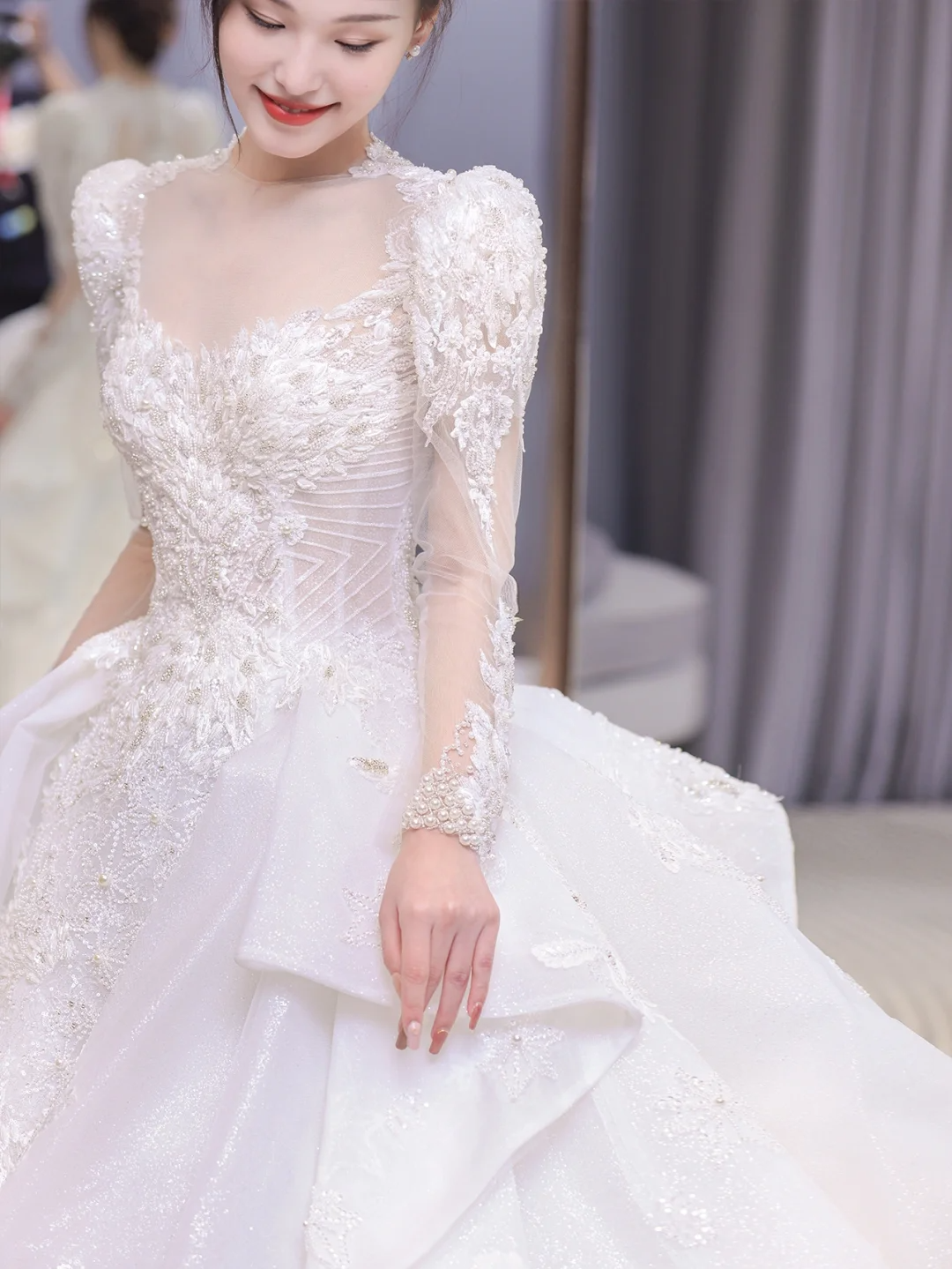 Robe de mariée longue en satin et tulle, intemporelle, avec appliques et perles, manches longues, C4207