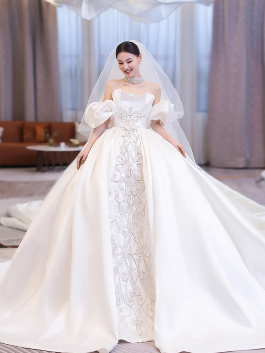 Robe de mariée longue élégante en satin à épaules dénudées et voile C4212