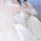 Robe de mariée longue élégante en satin à épaules dénudées et voile C4212