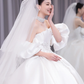 Robe de mariée longue élégante en satin à épaules dénudées et voile C4212