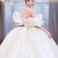 Robe de mariée longue élégante en satin à épaules dénudées et voile C4212