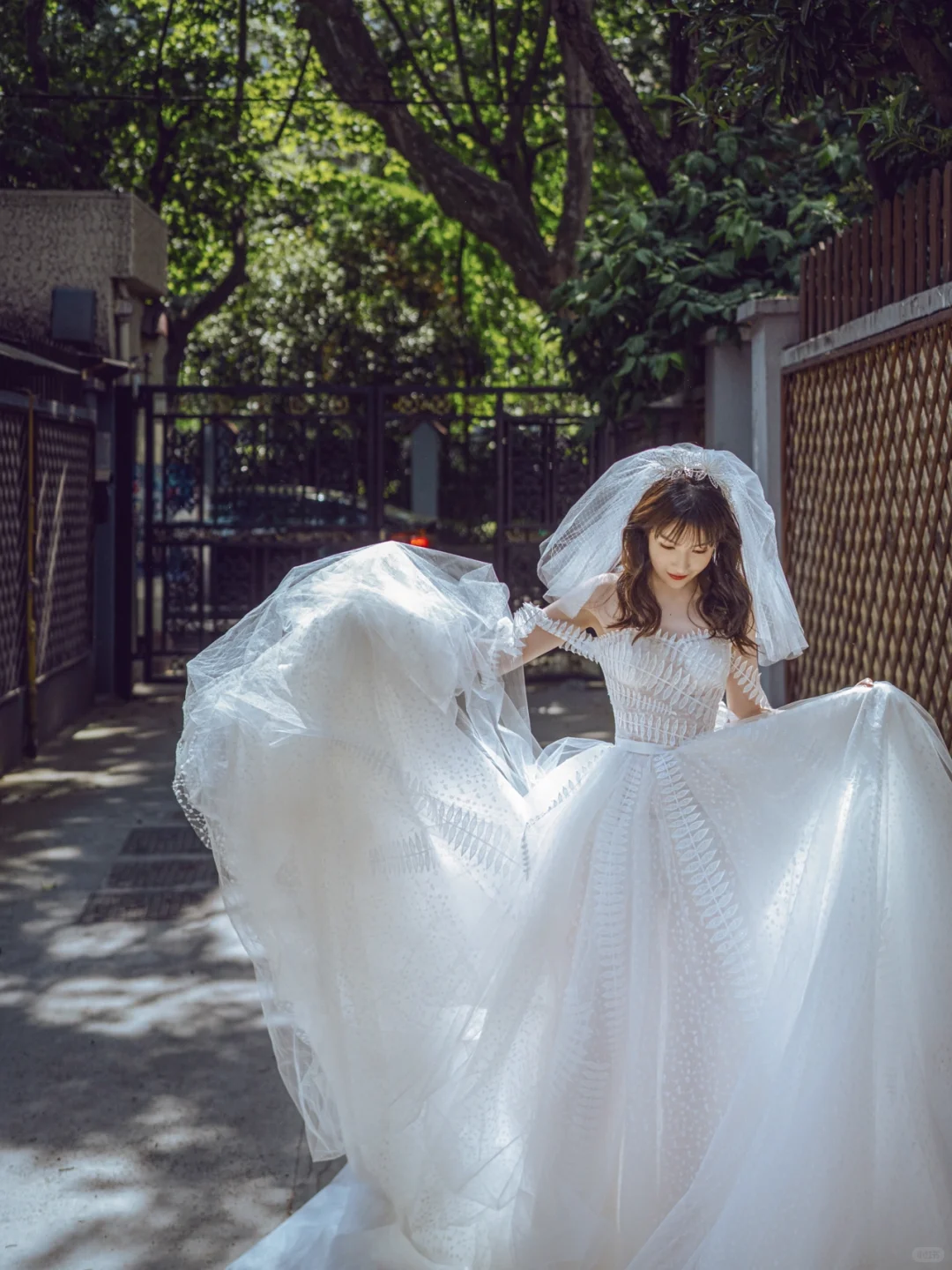 Robe de mariée longue en tulle, bustier, avec appliques et voile, style unique, C4217
