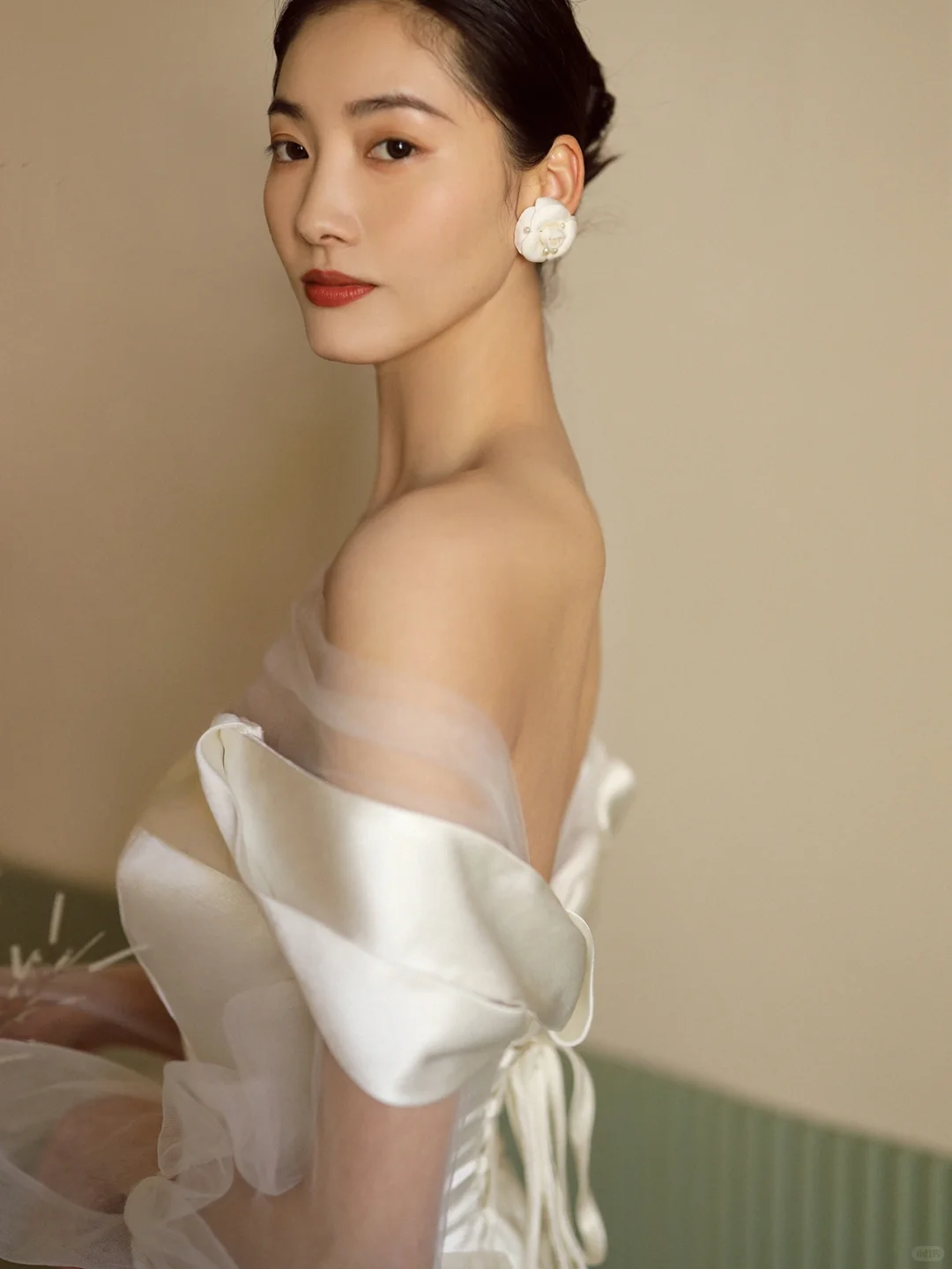 Robe de mariée sirène chic à épaules dénudées en satin et tulle, manches longues, C4218