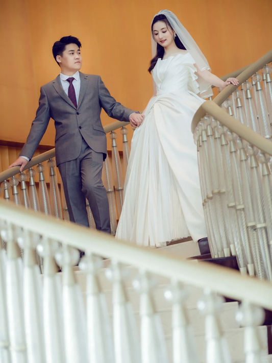 Robe de mariée longue élégante en satin sans bretelles avec voile C4220
