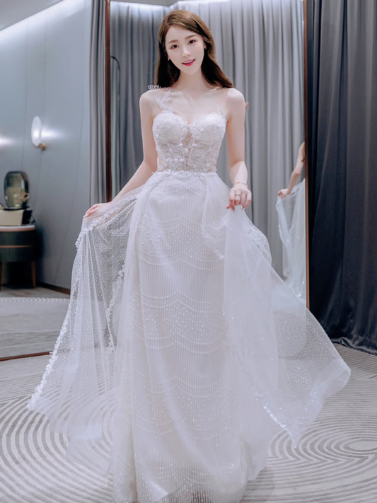 Jolie robe de mariée longue en tulle avec une épaule dénudée et des appliques C4221