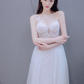 Jolie robe de mariée longue en tulle avec une épaule dénudée et des appliques C4221