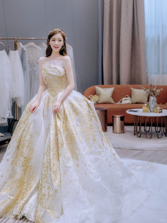 Superbe robe de mariée longue en satin sans bretelles avec appliques C4222