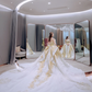 Superbe robe de mariée longue en satin sans bretelles avec appliques C4222
