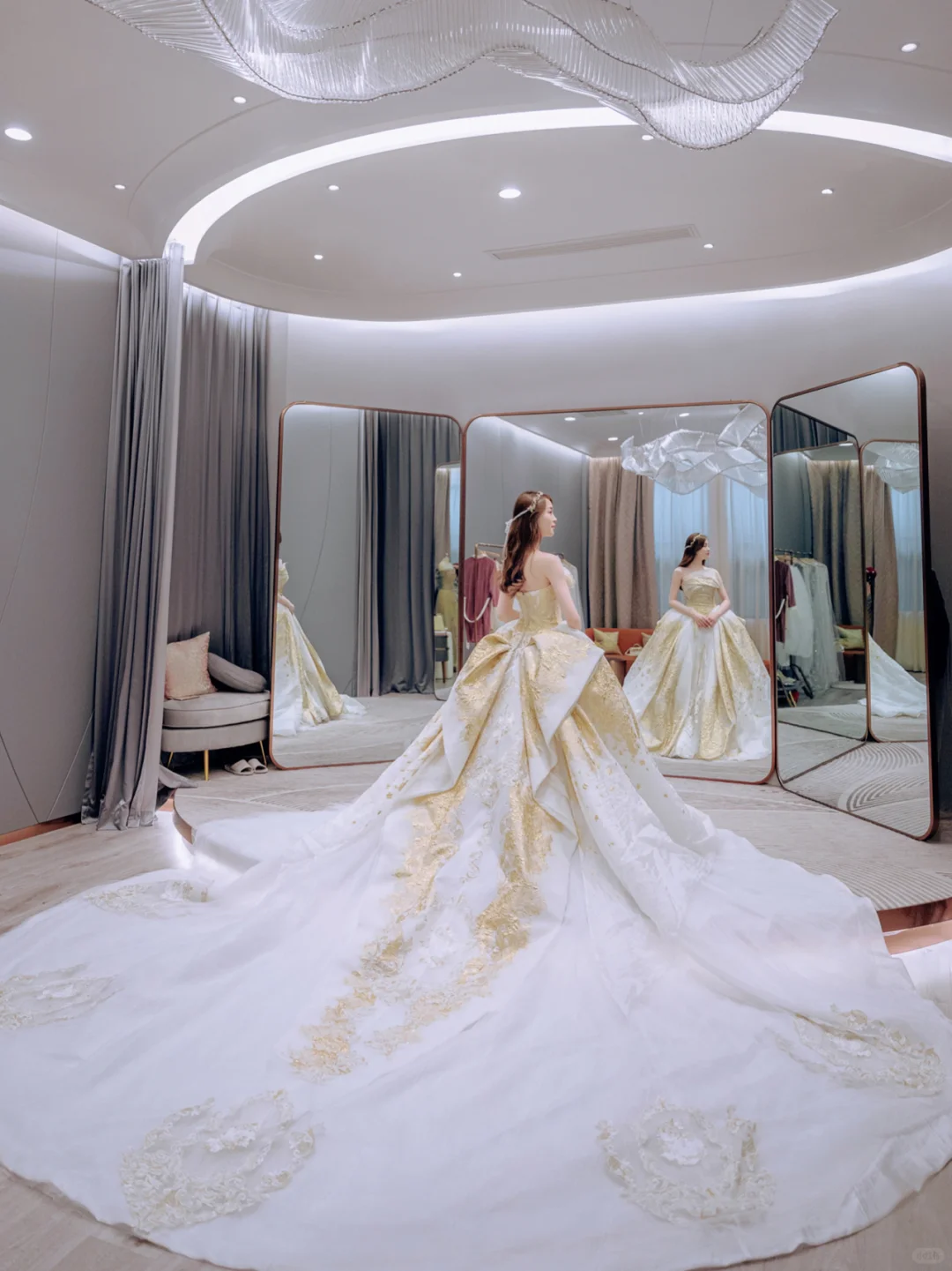 Superbe robe de mariée longue en satin sans bretelles avec appliques C4222
