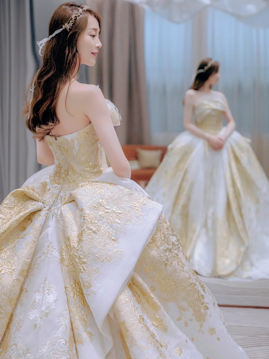 Superbe robe de mariée longue en satin sans bretelles avec appliques C4222