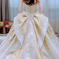 Superbe robe de mariée longue en satin sans bretelles avec appliques C4222