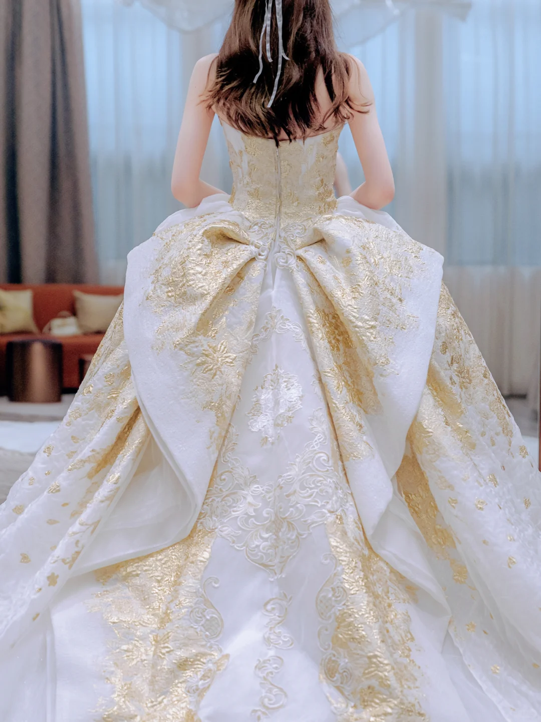 Superbe robe de mariée longue en satin sans bretelles avec appliques C4222