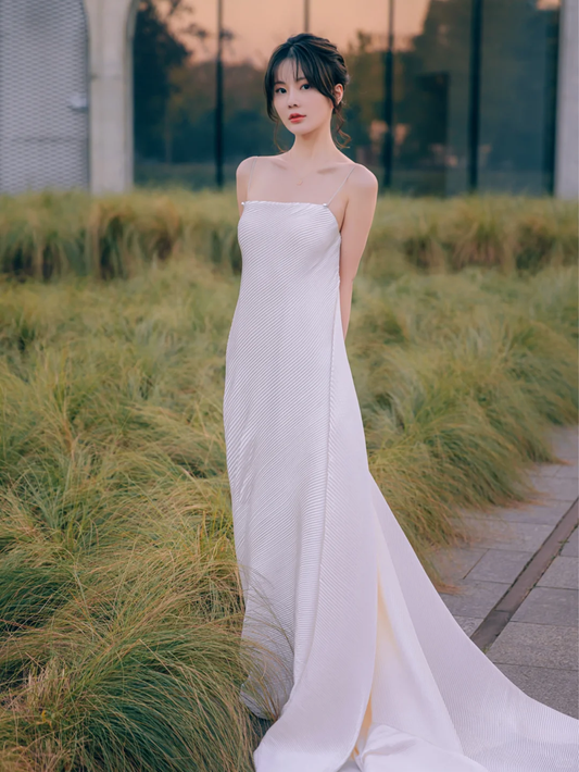 Robe de mariée longue en satin à bretelles spaghetti et coupe trapèze élégante C4224