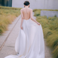 Robe de mariée longue en satin à bretelles spaghetti et coupe trapèze élégante C4224