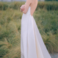 Robe de mariée longue en satin à bretelles spaghetti et coupe trapèze élégante C4224