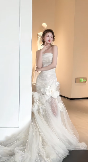 Robe de mariée sirène unique, bustier, en tulle, avec des fleurs appliquées, longue, C4235