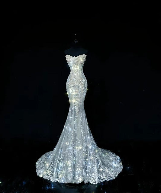 Robe de mariée longue sirène intemporelle sans bretelles en tulle et dentelle à sequins C4242