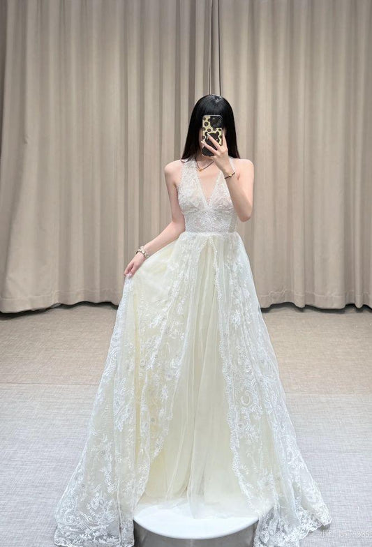 Jolie robe de mariée longue en tulle et dentelle, coupe licou, coupe trapèze, C4253