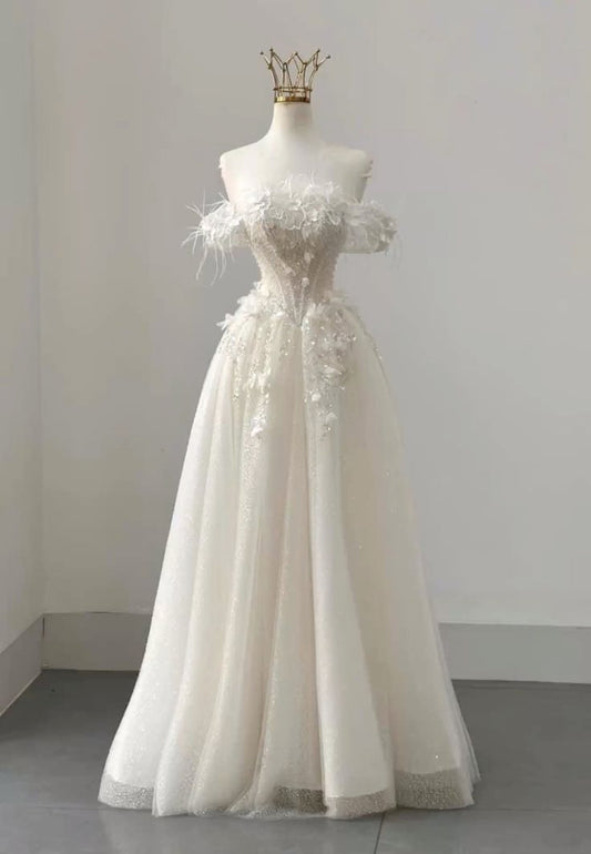 Robe de mariée longue en tulle, coupe trapèze, épaules dénudées, paillettes appliquées, plumes, C4260