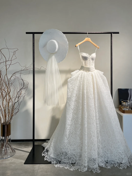 Robe de mariée longue en tulle et dentelle, bretelles spaghetti, avec voile, style rêveur, C4274
