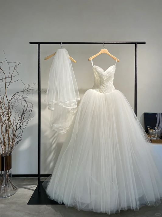 Robe de mariée longue élégante en tulle à bretelles spaghetti et voile C4275