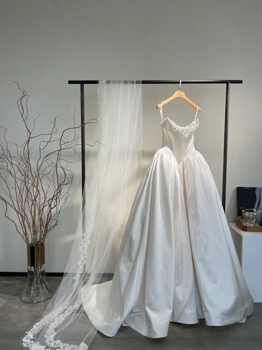 Robe de mariée longue élégante en satin à bretelles spaghetti et voile C4276